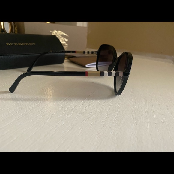 Brand new 🔥Burberry 🔥sunglasses 🕶 - Picture 11 of 16